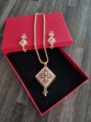 Rose gold jewellery set with Red diamates